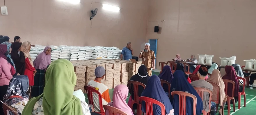 Ringankan Beban Masyarakat, 700 KPM Desa Bojongsari Terima Bantuan Beras dan Minyak Goreng dari Perum BULOG