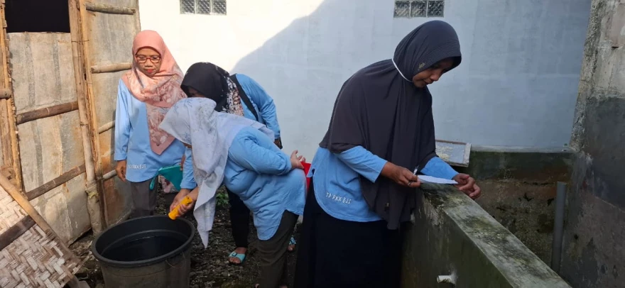 Upaya Memutus Rantai Cikungunya: Kader dan Tenaga Kesehatan Desa Bojongsari Gencarkan Aksi PSN di Dusun 3